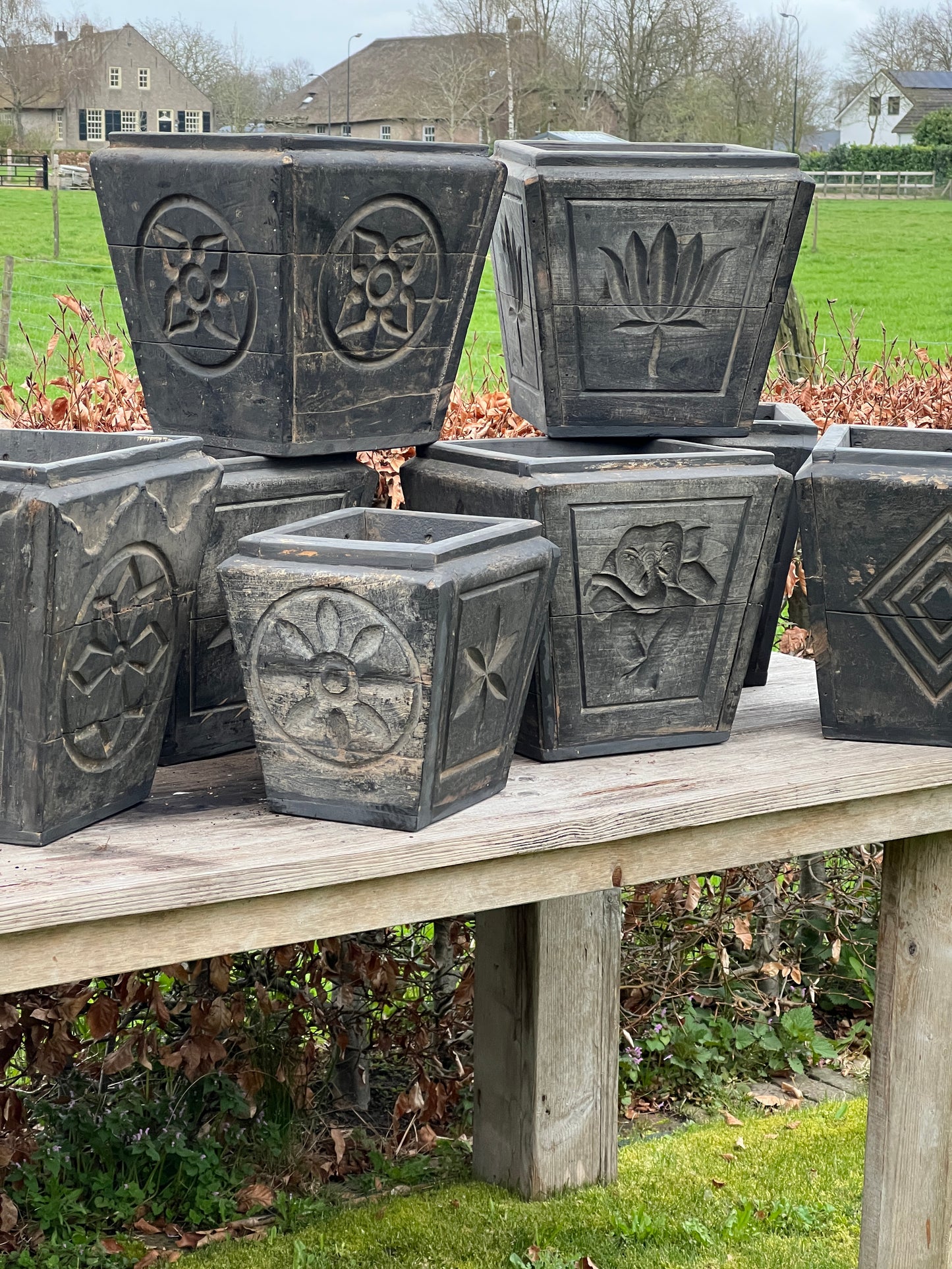 Wooden flower box with carvings (6)