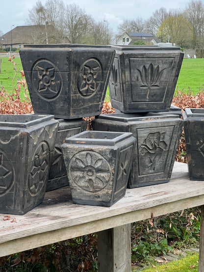 Wooden flower box with carvings (1)
