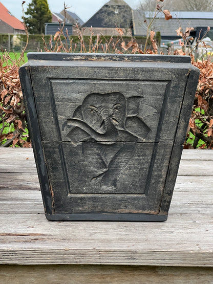 Wooden flower box with carvings (1)