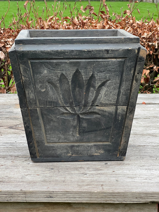Wooden flower box with carvings (3)
