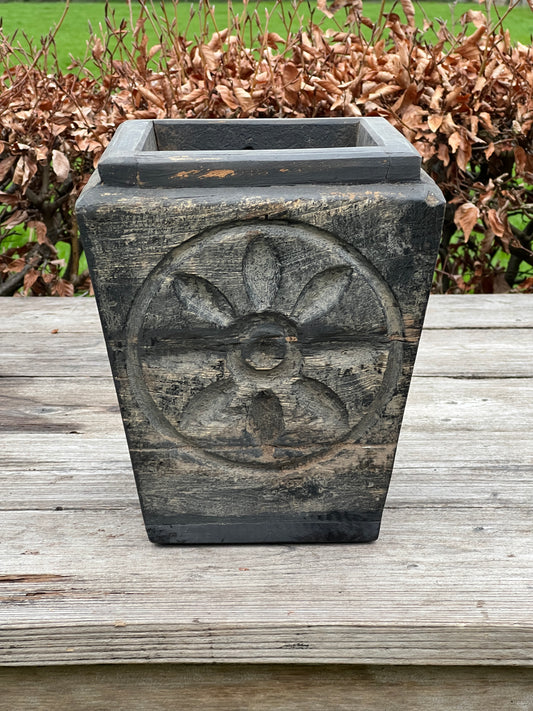 Wooden flower box with carvings (6)