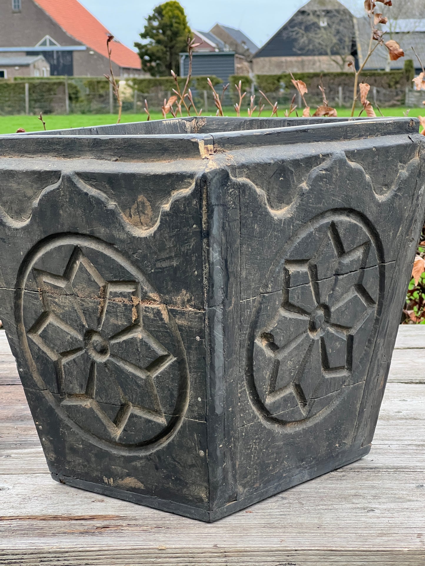 Wooden flower box with carvings (7)