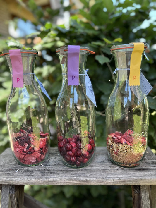 Tafel water met verse fruitsmaak — aardbei/hibiscus