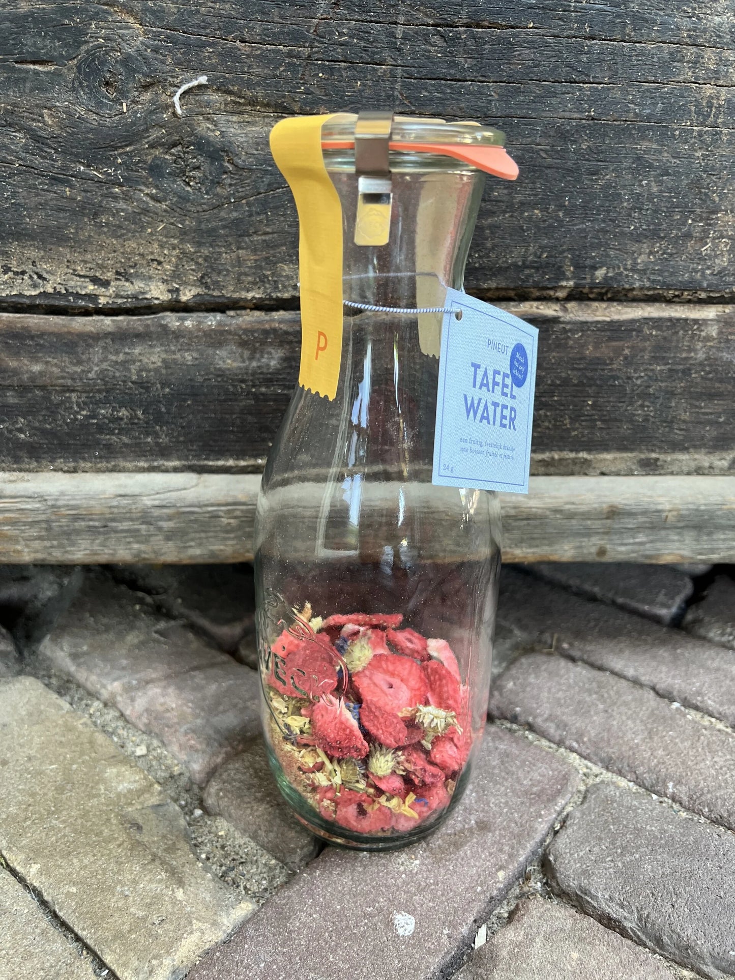 Tafel water met verse fruitsmaak — aardbei/hibiscus