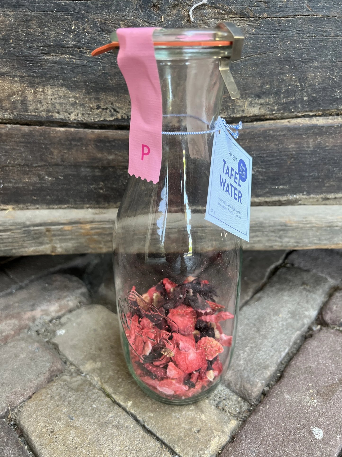 Tafelwasser mit frischem Fruchtgeschmack – Erdbeere/Hibiskus