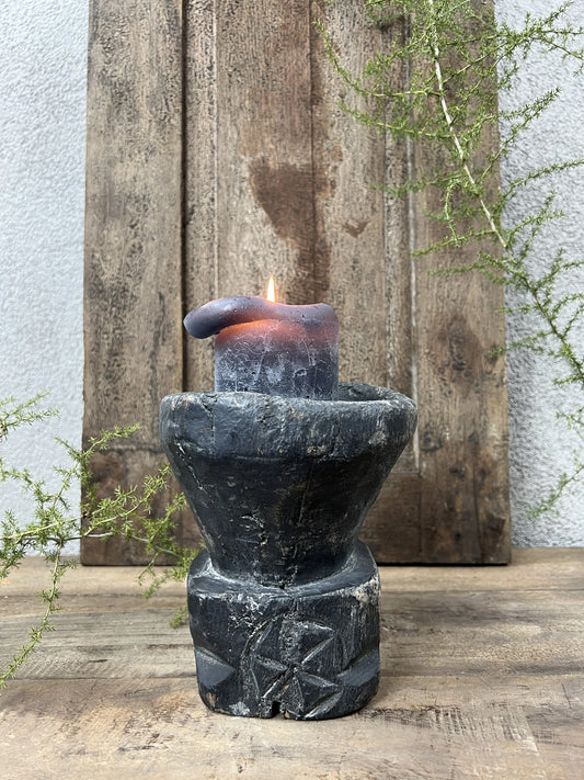 Schwarzer Kerzenhalter aus Holz